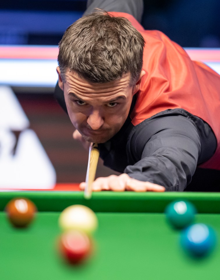 Michael Holt taking a shot in a snooker match.