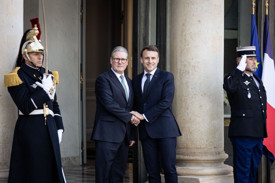 Keir Starmer and Emmanuel Macron shaking hands at the Elysée Palace.